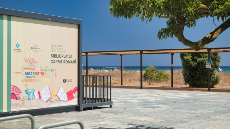 Llegir a tocar de l’aigua: tornen les biblioplatges i bibliopiscines