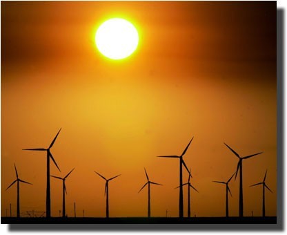 Molins de vent sota el sol